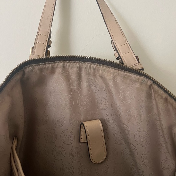 Michael Kors Handbag 👜 (shoulder) - Picture 6 of 11